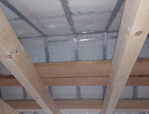 Zateplení stropu rodinného domu pomocí foukané izolace